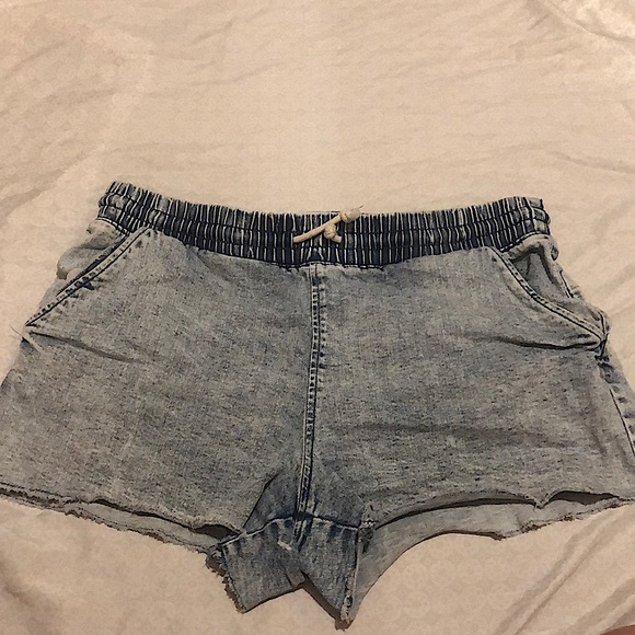 Light denim shorts with an athletic waist band and draw strings No back pockets - Picture 1 of 2